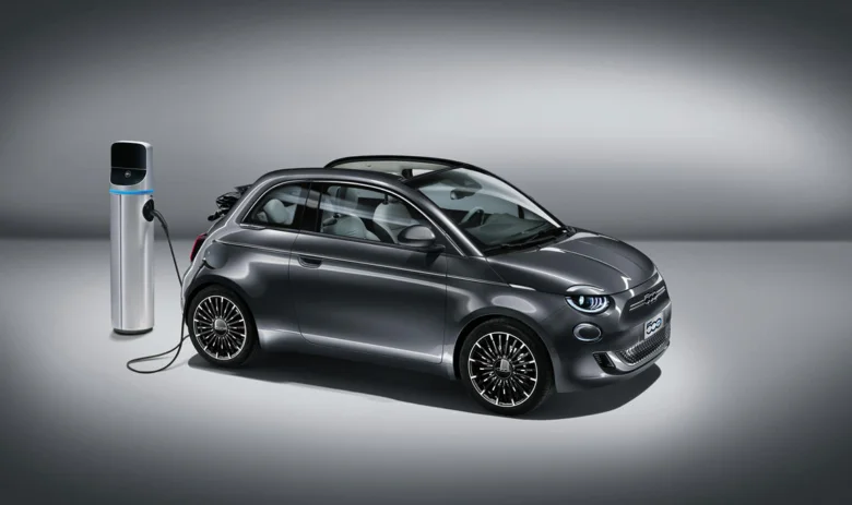 Сучасний електромобіль Fiat підключається до зарядної станції