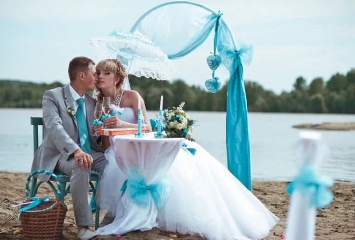 Весілля бірюзового кольору на березі озера