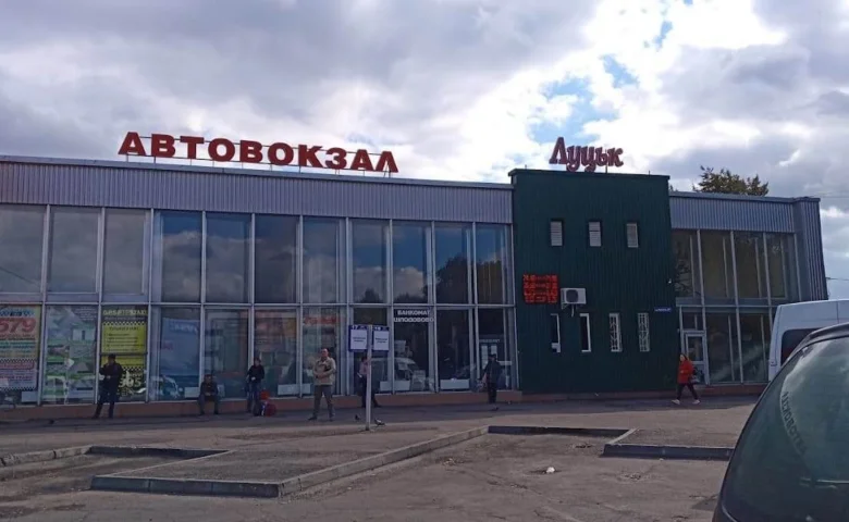 Зовнішній вигляд автостанції у Луцьку з вказівником