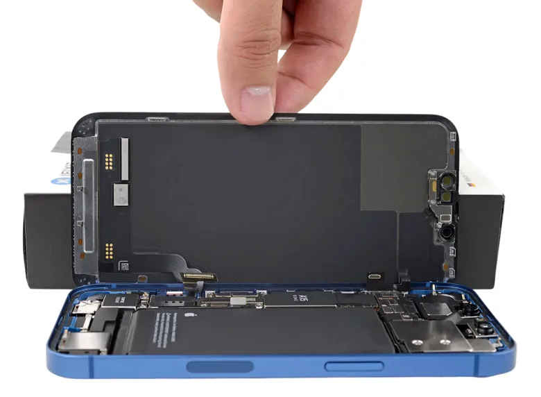 Розібраний дисплей iPhone з відокремленою матрицею