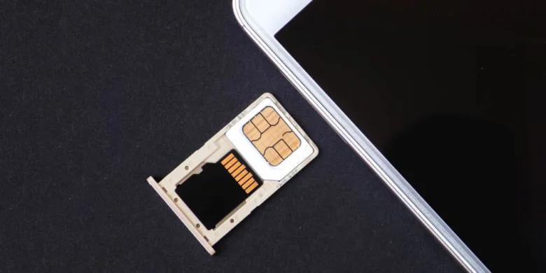 Слот для SIM-картки та частина корпусу смартфона Xiaomi.