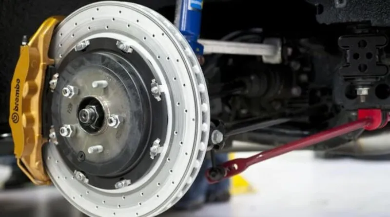 Золотий каліпер Brembo та диск гальмівної системи автомобіля