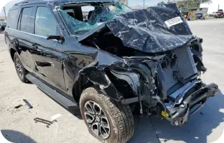 Чорний ушкоджений автомобіль з розбитим капотом та лобовим склом.