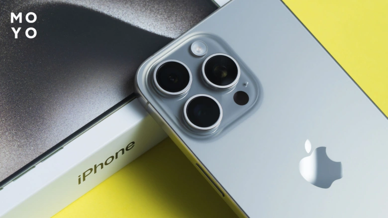 Задня частина смартфона Apple з трьома камерами та логотипом