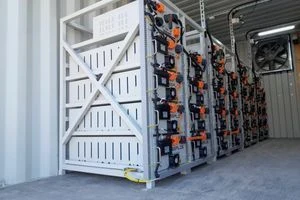 Ряди акумуляторних батарей LiFePO4 на стелажах для резервного живлення