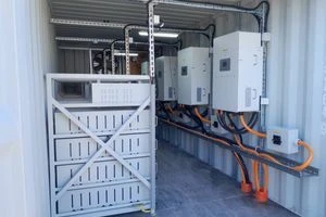 Ряд акумуляторних батарей LiFePO4 та інверторів у контейнері